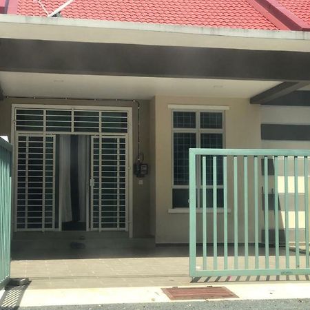 Z&M Homestay Jertih Exterior photo