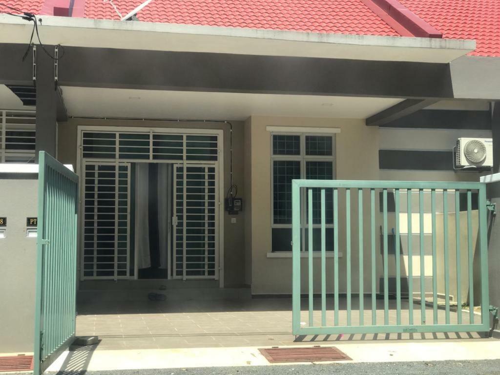 Z&M Homestay Jertih Exterior photo